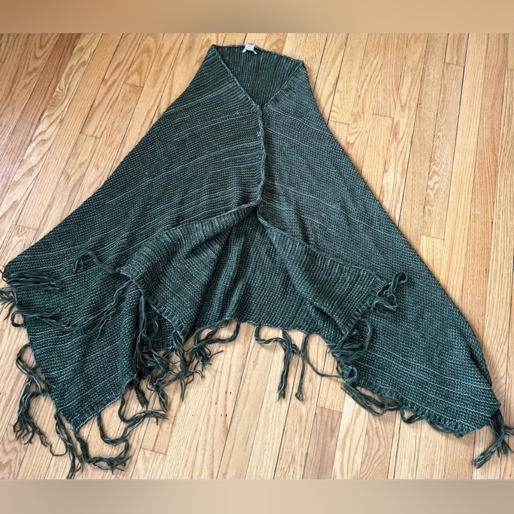 Wear your blanket with this O/S gorgeous fringe shall